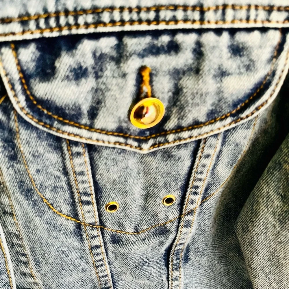 JORDACHE Jean Jacket Size M, with gold accents acid wash - Picture 4 of 6